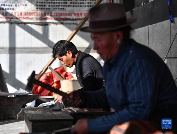 新春走基层丨藏刀技艺锻造富裕生活