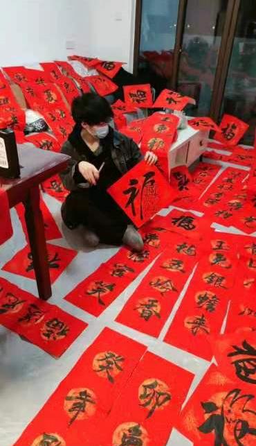 合肥男生写一屋春联，惊呆老妈！