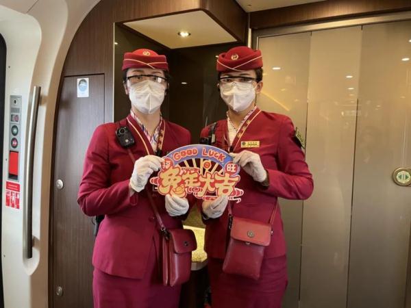 什么情况？！行驶的列车临时停车，竟是因为...