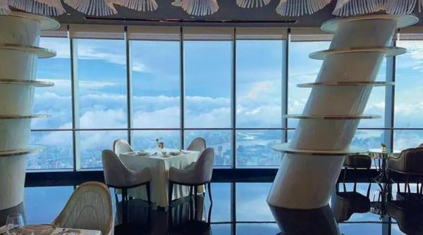 氛围感拉满!上海人最近很忙:排队赏花灯、买老字号年货…有人选择在500多米高空过年→ 氛围感拉满!上海人最近很忙:排队赏花灯、买老字号年货…有人选择在500多米高空过年→