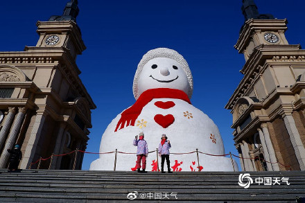 萌萌哒！哈尔滨巨型雪人迎新春