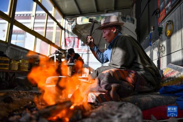 新春走基层丨藏刀技艺锻造富裕生活