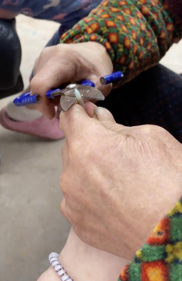 过年回家奶奶剪掉女子花400元做的美甲，当事人：年年做年年剪，只要奶奶高兴就好