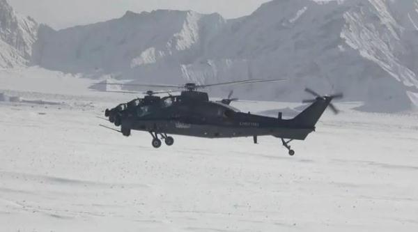 昆仑山下,“战鹰”与雪山绝美同框 昆仑山下,“战鹰”与雪山绝美同框