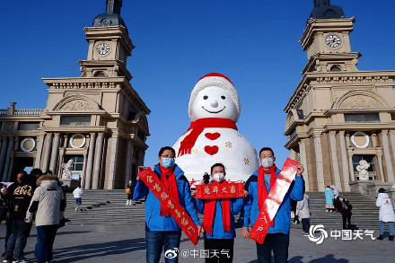 萌萌哒！哈尔滨巨型雪人迎新春