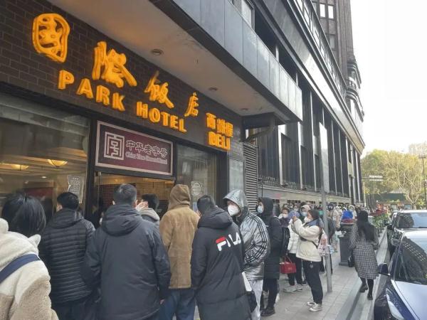 氛围感拉满!上海人最近很忙:排队赏花灯、买老字号年货…有人选择在500多米高空过年→ 氛围感拉满!上海人最近很忙:排队赏花灯、买老字号年货…有人选择在500多米高空过年→