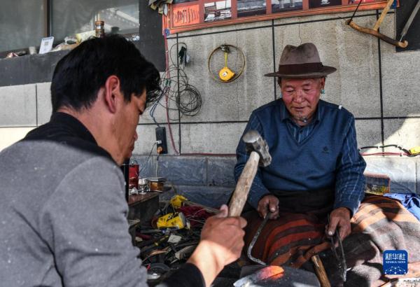 新春走基层丨藏刀技艺锻造富裕生活