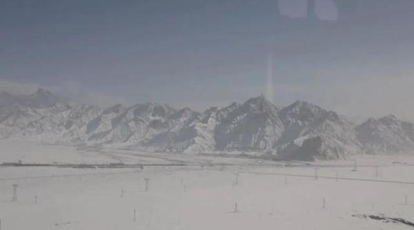 昆仑山下,“战鹰”与雪山绝美同框 昆仑山下,“战鹰”与雪山绝美同框