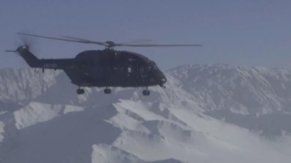 昆仑山下,“战鹰”与雪山绝美同框 昆仑山下,“战鹰”与雪山绝美同框