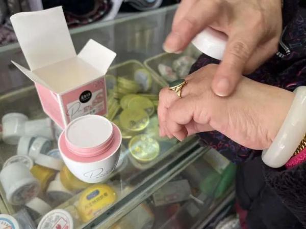 “这就是最大牌”！上海阿姨爷叔扎堆去这里扫货：很多东西只有这里有