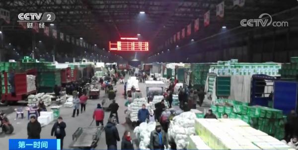 火爆!一天大卖1000多箱!它,成了市场里的“香饽饽”!你买的年货里有它吗? 火爆!一天大卖1000多箱!它,成了市场里的“香饽饽”!你买的年货里有它吗?