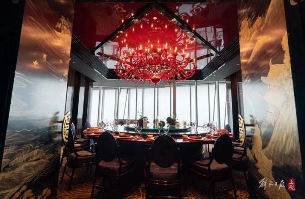 氛围感拉满!上海人最近很忙:排队赏花灯、买老字号年货…有人选择在500多米高空过年→ 氛围感拉满!上海人最近很忙:排队赏花灯、买老字号年货…有人选择在500多米高空过年→