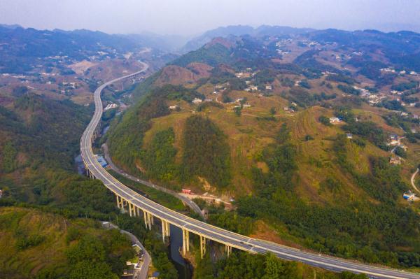 四川高县：通高速建高铁 &nbsp;铺就高质量发展新路