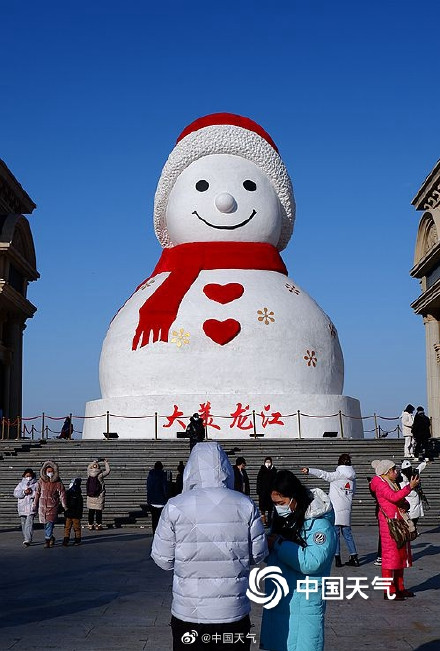 萌萌哒！哈尔滨巨型雪人迎新春
