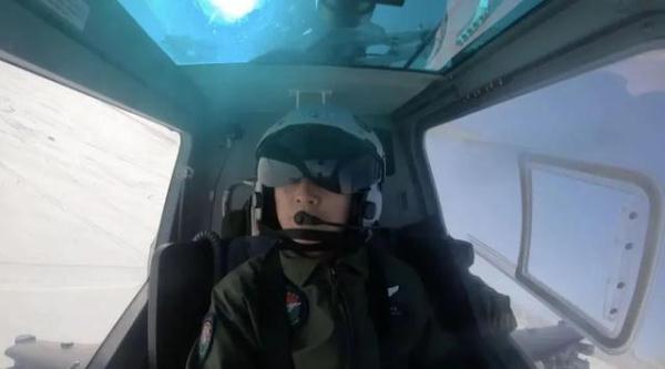 昆仑山下,“战鹰”与雪山绝美同框 昆仑山下,“战鹰”与雪山绝美同框