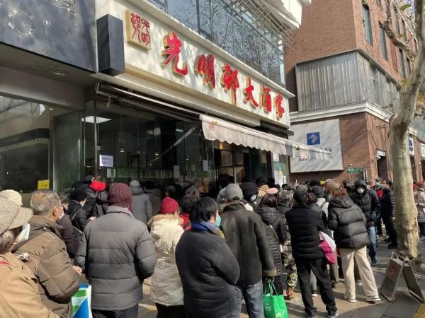 氛围感拉满!上海人最近很忙:排队赏花灯、买老字号年货…有人选择在500多米高空过年→ 氛围感拉满!上海人最近很忙:排队赏花灯、买老字号年货…有人选择在500多米高空过年→