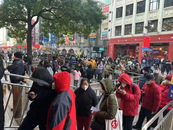 氛围感拉满!上海人最近很忙:排队赏花灯、买老字号年货…有人选择在500多米高空过年→ 氛围感拉满!上海人最近很忙:排队赏花灯、买老字号年货…有人选择在500多米高空过年→