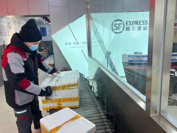 连续5年春节值守，快递小哥除夕早上5点半就开工