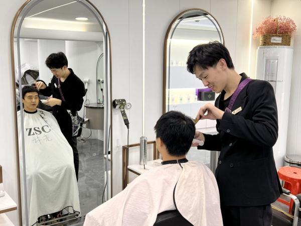 新春走基层|理发师的兔年心愿