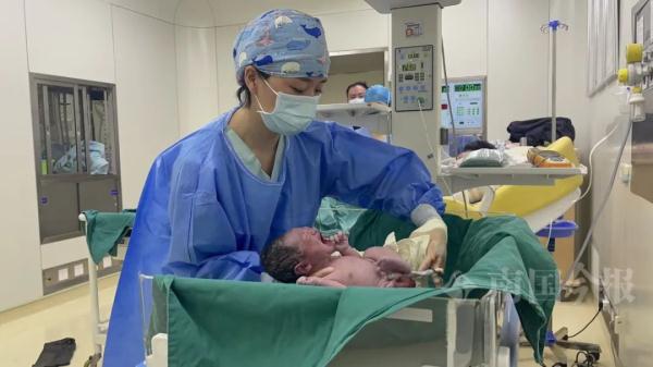 柳州这里的首个“兔宝宝”降生!在产房里的除夕夜,她们这样说→ 柳州这里的首个“兔宝宝”降生!在产房里的除夕夜,她们这样说→