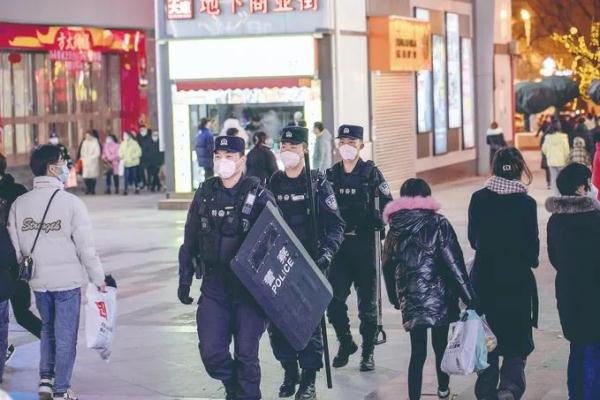 东南西北！各地民警辅警在警营过大年