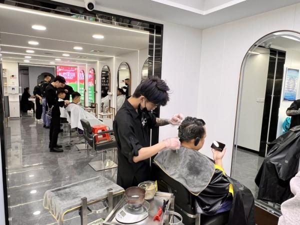 新春走基层|理发师的兔年心愿