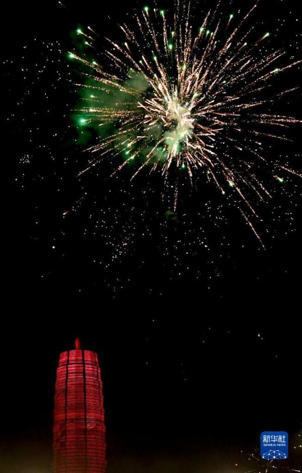 郑州：灯光秀 迎新年