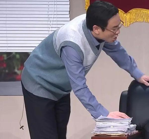 “果然还得是沈腾马丽”！看了这个小品，中纪委凌晨发声：不能让“躺平式干部”再坑人