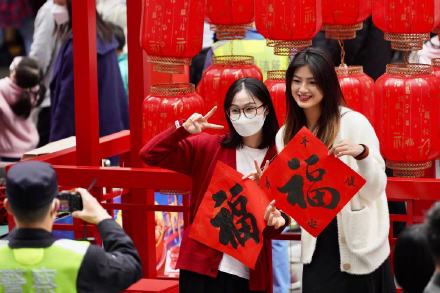 广州越秀西湖花市三天接待152万人次!这是兔年第一个爆款吧 广州越秀西湖花市三天接待152万人次!这是兔年第一个爆款吧