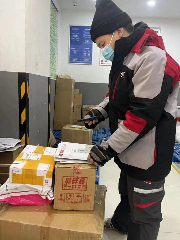 连续5年春节值守，快递小哥除夕早上5点半就开工