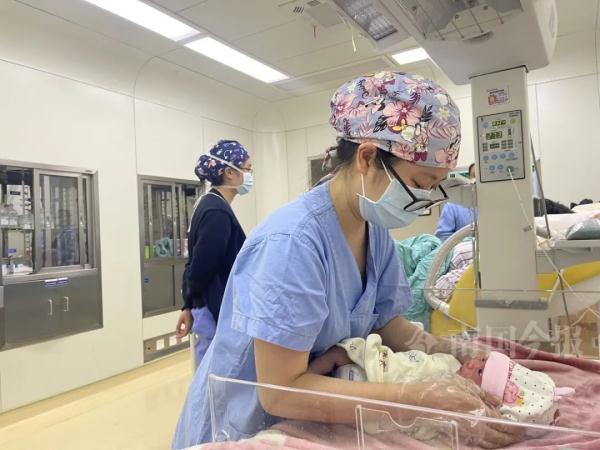 柳州这里的首个“兔宝宝”降生!在产房里的除夕夜,她们这样说→ 柳州这里的首个“兔宝宝”降生!在产房里的除夕夜,她们这样说→