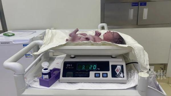 柳州这里的首个“兔宝宝”降生!在产房里的除夕夜,她们这样说→ 柳州这里的首个“兔宝宝”降生!在产房里的除夕夜,她们这样说→