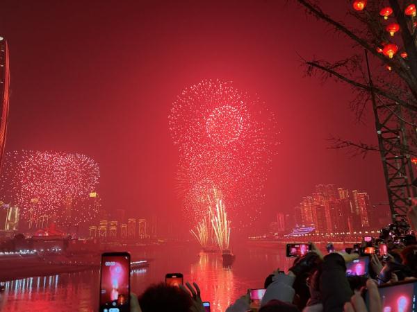 特写：两江焰火点亮重庆团圆夜