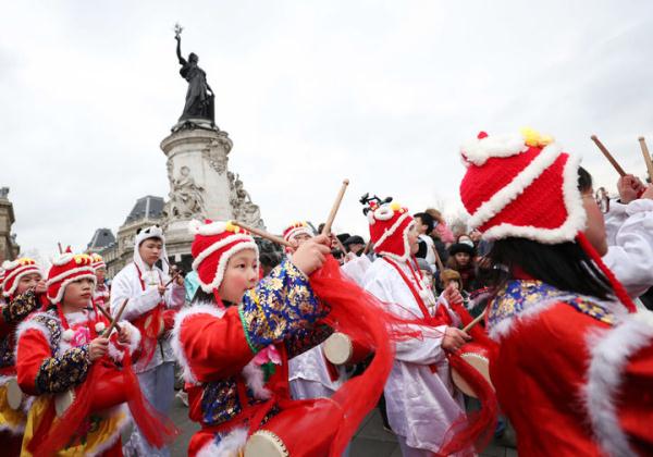 法国巴黎举行兔年春节彩妆游行