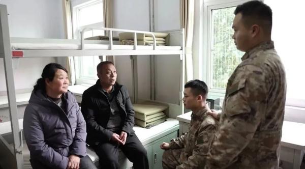 烈士肖思远父母到小儿子连队过年，行李箱里放着一张照片