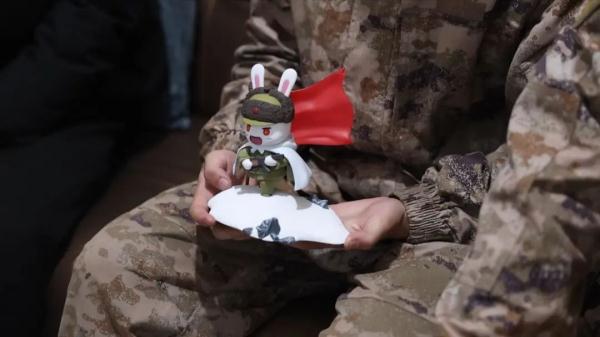 烈士肖思远父母到小儿子连队过年，行李箱里放着一张照片