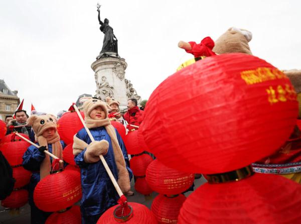 法国巴黎举行兔年春节彩妆游行
