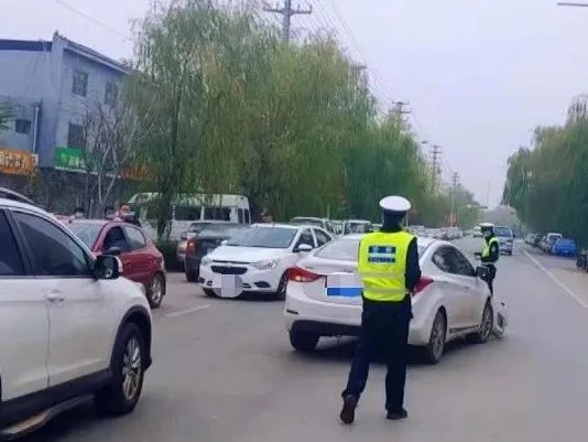 超车惹事故，多车都受伤