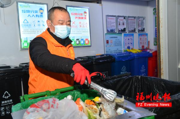 除夕夜，这对夫妻急着出门！只为这件事……