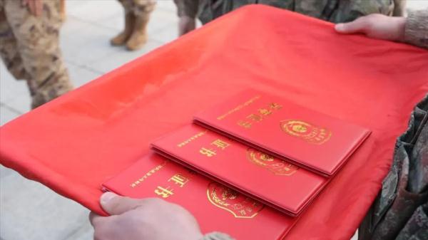 烈士肖思远父母到小儿子连队过年，行李箱里放着一张照片