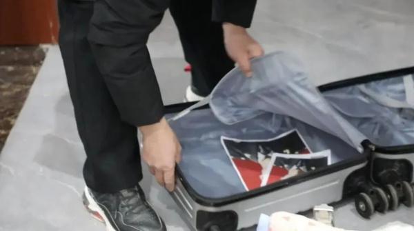 烈士肖思远父母到小儿子连队过年，行李箱里放着一张照片