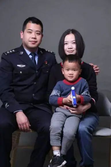 杭州5岁男孩：“爸妈出去打年兽啦！”背后故事泪目...