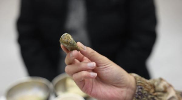 烈士肖思远父母到小儿子连队过年，行李箱里放着一张照片