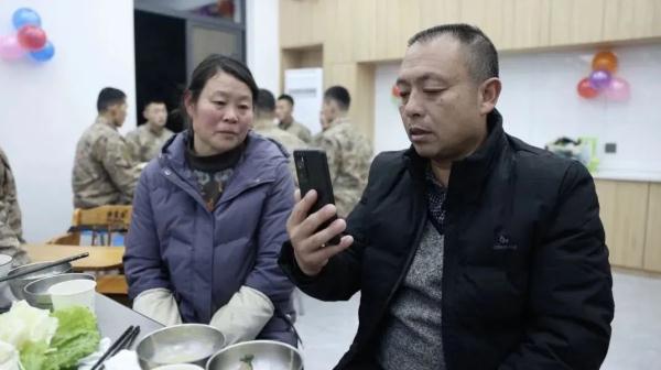 烈士肖思远父母到小儿子连队过年，行李箱里放着一张照片