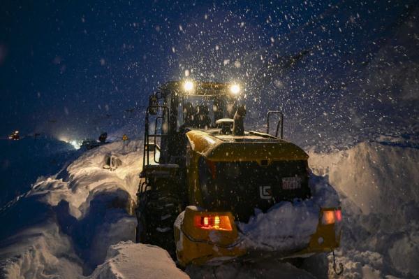 顶风冒雪，他们“守护”冰雪旅游胜地