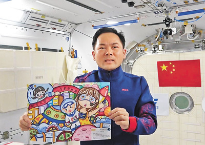 航天员在全面建成的中国空间站过春节 吃饺子