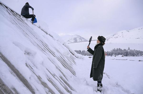 顶风冒雪，他们“守护”冰雪旅游胜地