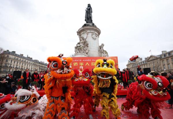 法国巴黎举行兔年春节彩妆游行