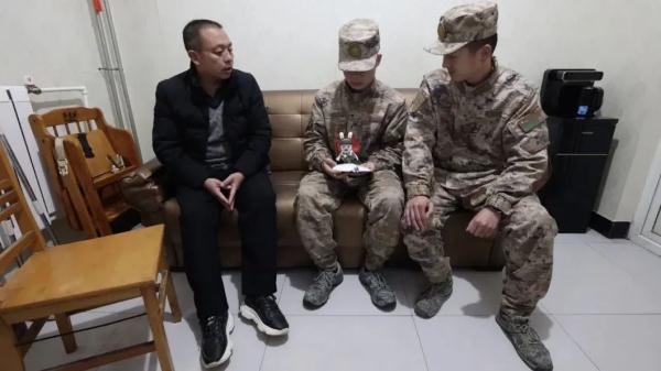 烈士肖思远父母到小儿子连队过年，行李箱里放着一张照片