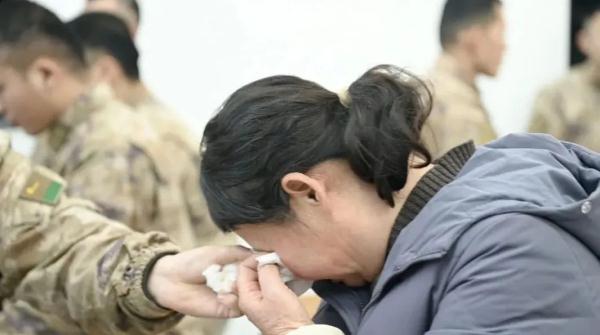 烈士肖思远父母到小儿子连队过年，行李箱里放着一张照片